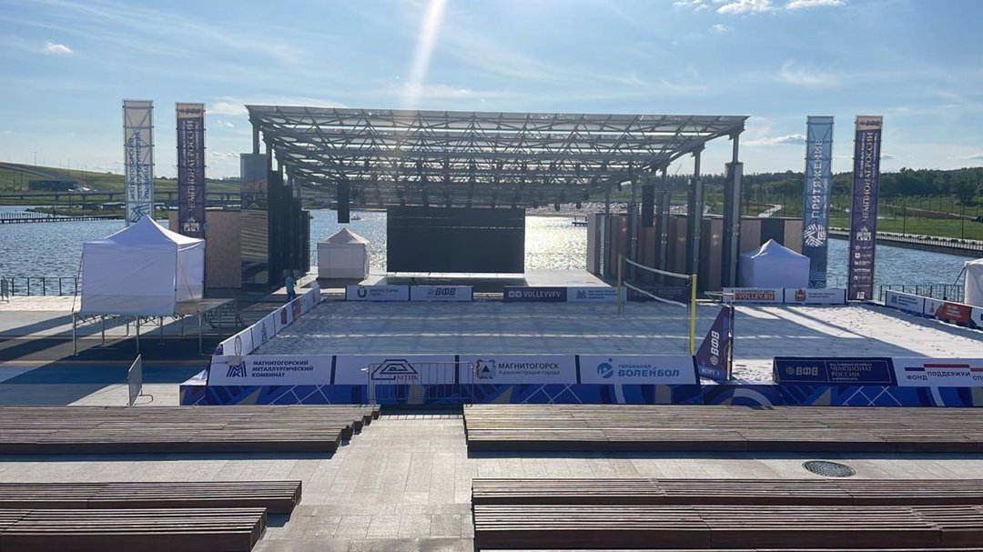 Ребят, вы только вдумайтесь - 800 тонн кварцевого песка завезли в Притяжение , чтобы мы с вами могли кайфануть от пляжного волейбола уровня чемпионата страны!