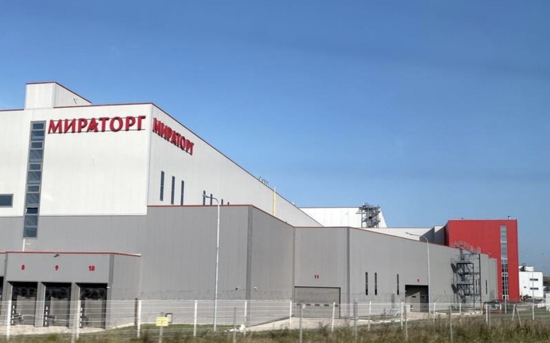 Свинокомплекс «Мираторга» «Хоромное» в Климовском районе Брянской области временно приостановил работу в результате обстрела со стороны ВСУ, сообщила…