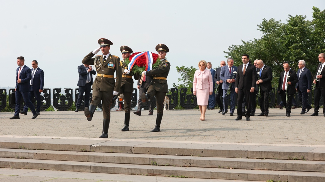Председатель Совета Федерации Валентина Матвиенко возложила венок к монументу «Мать Армения» в рамках официального визита делегации верхней палаты в Республику