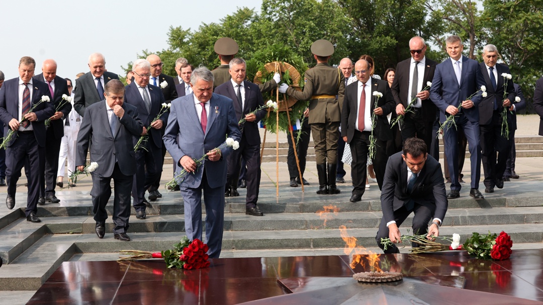 Председатель Совета Федерации Валентина Матвиенко возложила венок к монументу «Мать Армения» в рамках официального визита делегации верхней палаты в Республику