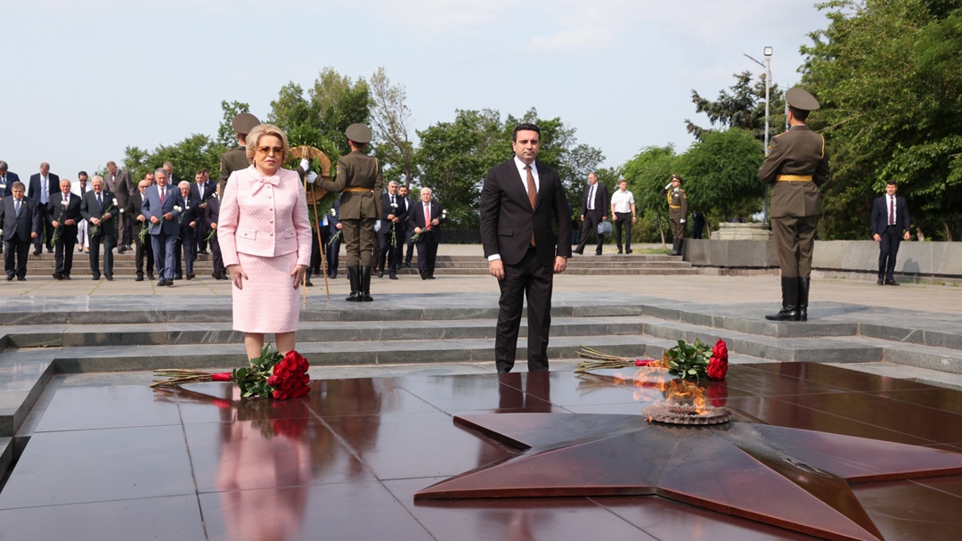 Председатель Совета Федерации Валентина Матвиенко возложила венок к монументу «Мать Армения» в рамках официального визита делегации верхней палаты в Республику