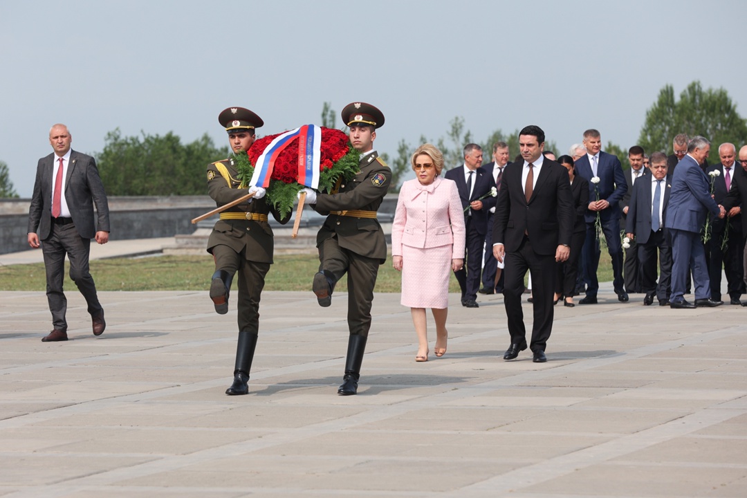 Председатель Совета Федерации Валентина Матвиенко возложила венок к монументу «Мать Армения» в рамках официального визита делегации верхней палаты в Республику