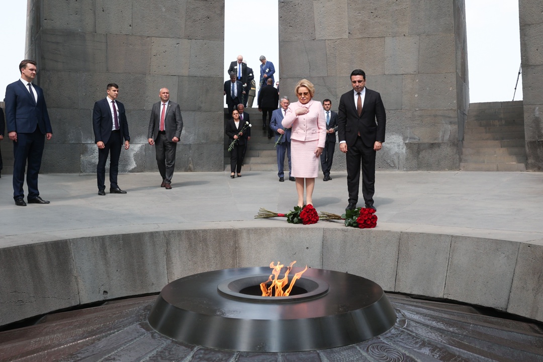 Председатель Совета Федерации Валентина Матвиенко возложила венок к монументу «Мать Армения» в рамках официального визита делегации верхней палаты в Республику