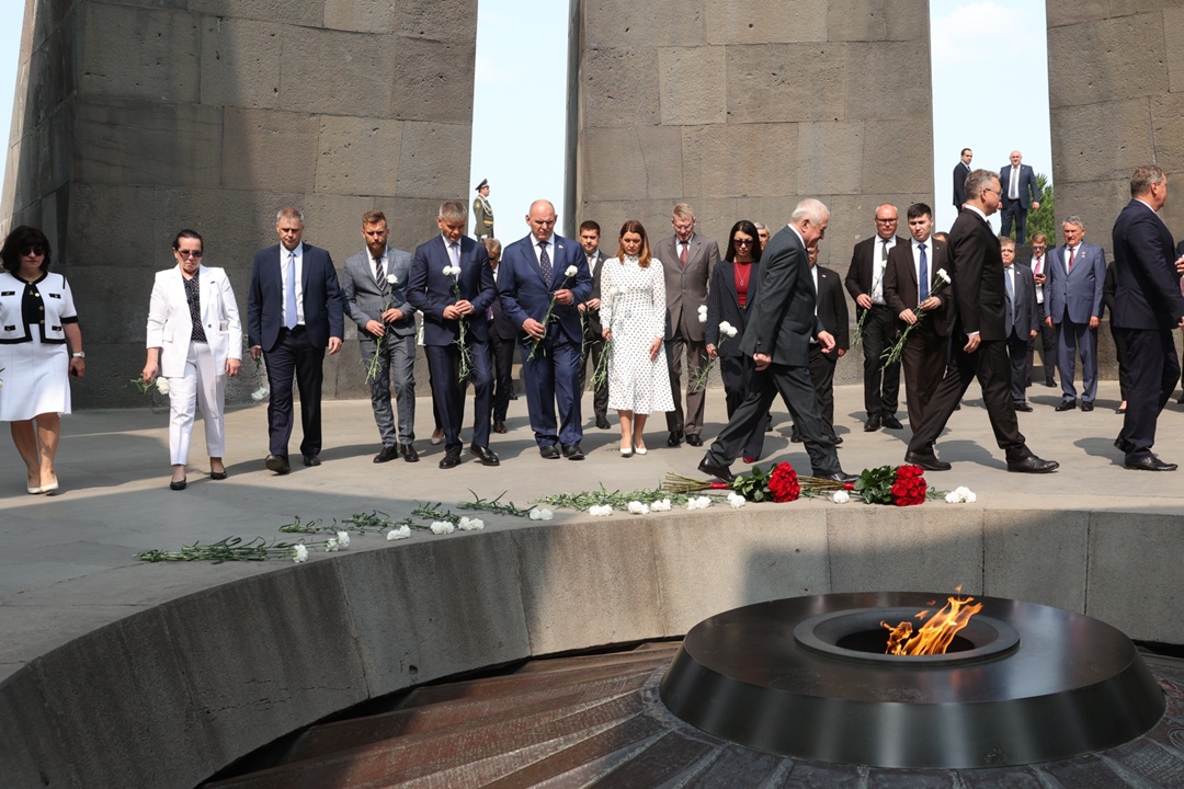 Председатель Совета Федерации Валентина Матвиенко возложила венок к монументу «Мать Армения» в рамках официального визита делегации верхней палаты в Республику