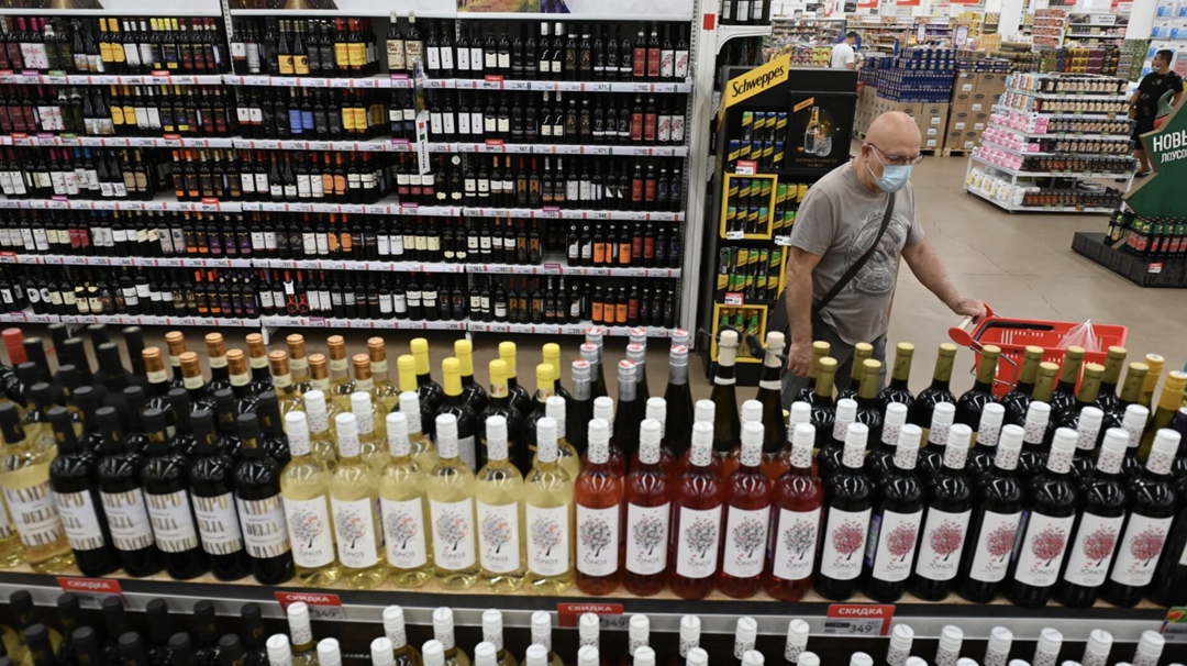 Большая часть россиян выбирают вино емкостью 0,75 л и стоимостью до 600 руб. за бутылку, доля продаж в этом ценовом сегменте составляет 94% от общего объема…