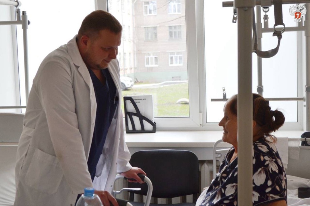 Архангельские травматологи поставили на ноги 75-летнюю пациентку с переломом шейки бедра