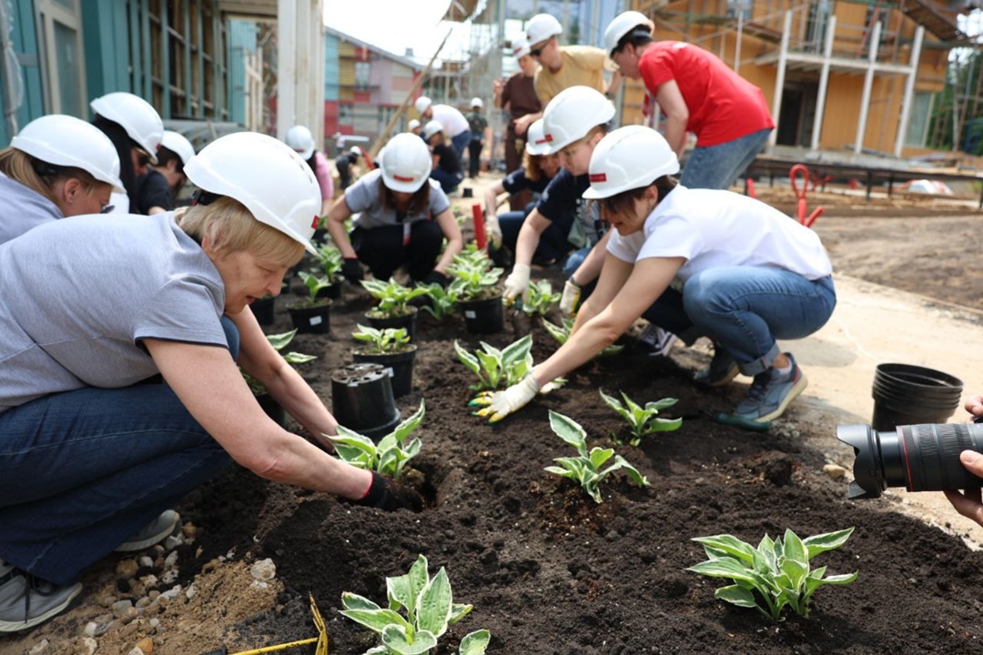 Помогаем тем, кто дарит шанс на жизнь детям