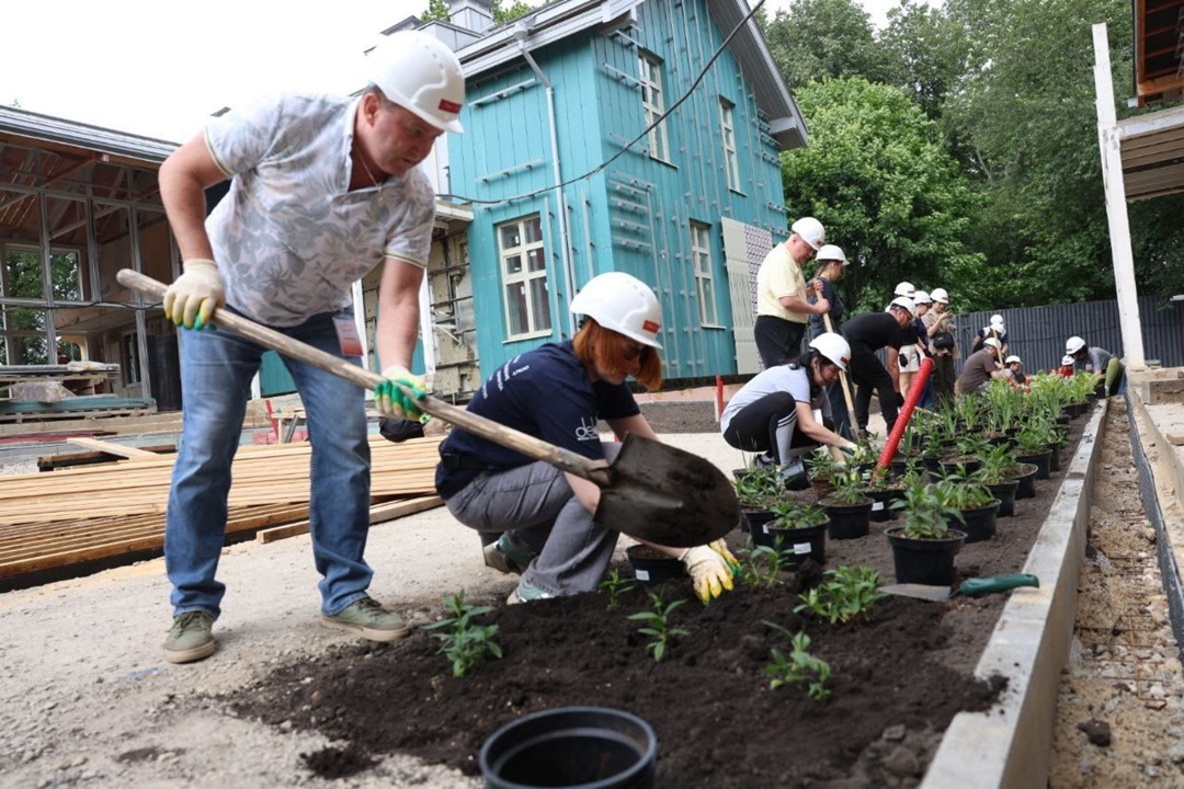 Помогаем тем, кто дарит шанс на жизнь детям