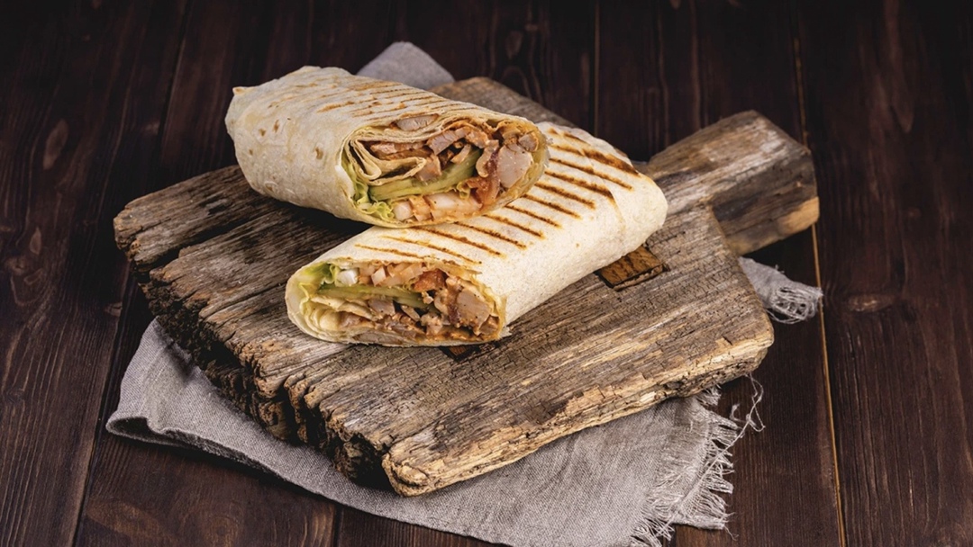 Медианная стоимость классической шаурмы в российских заведениях общественного питания за год выросла на 39% — с 269 руб. до 374 руб., пишет Газера ру со…