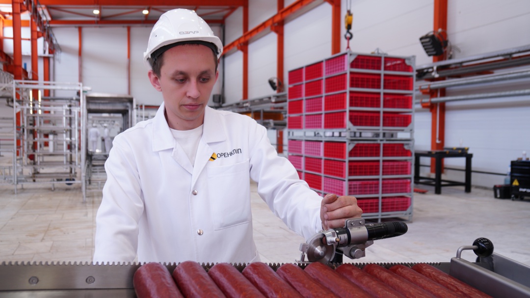 Мясной апгрейд «Оренбургский завод автоматизации и роботизации» знает, как упаковать и колбасу и сосиску