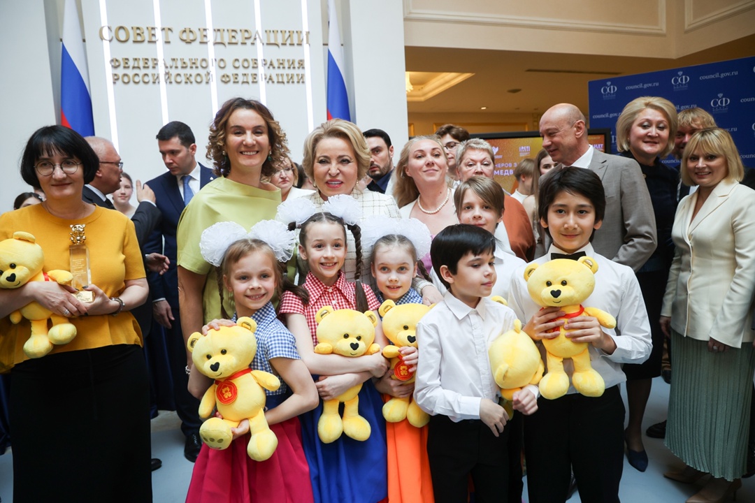 В Совете Федерации прошла торжественная церемония награждения лауреатов XV Национальной премии в сфере товаров и услуг для детей «Золотой медвежонок»
