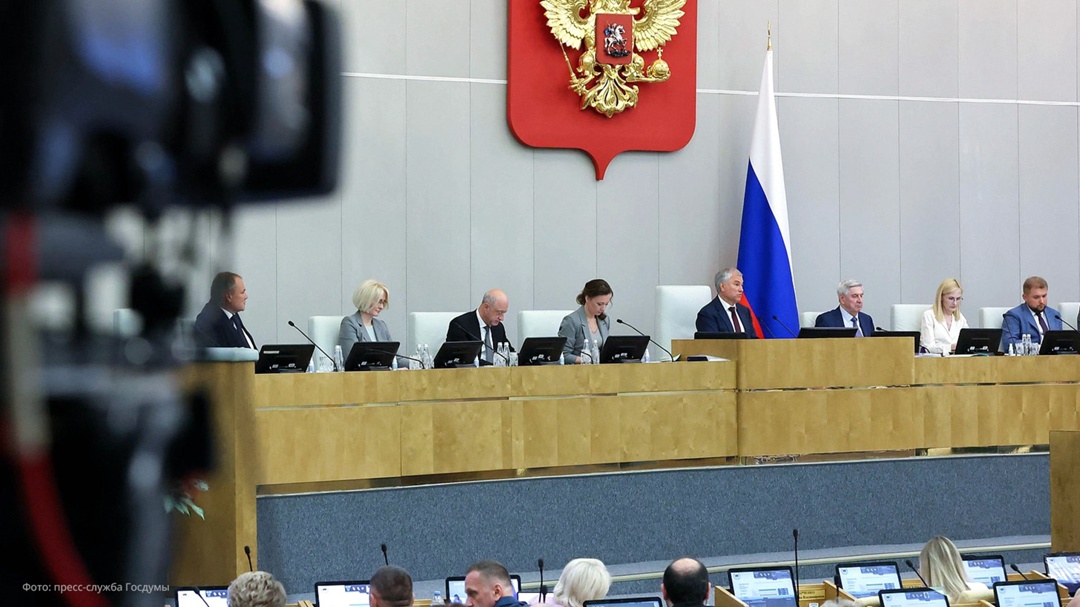 Вице-премьер Дмитрий Чернышенко выступил в Госдуме в рамках правительственного часа, посвященного охране здоровья школьников и развитию физической культуры и…