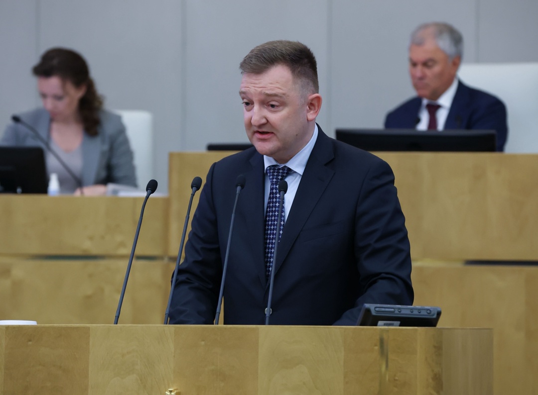 Вице-премьер Дмитрий Чернышенко выступил в Госдуме в рамках правительственного часа, посвященного охране здоровья школьников и развитию физической культуры и…