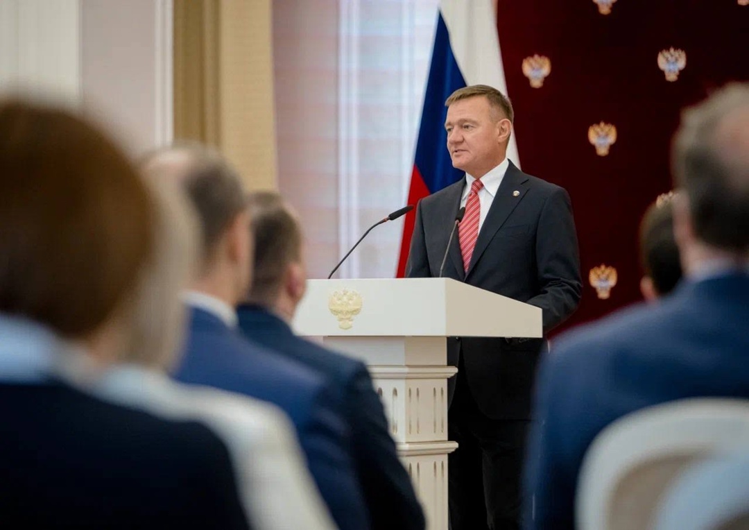 В преддверии Дня России глава Минтранса Роман Старовойт наградил героев транспортной отрасли