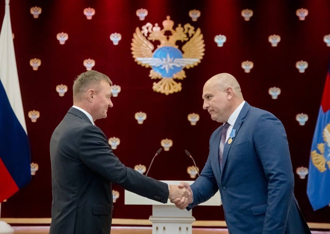 В преддверии Дня России глава Минтранса Роман Старовойт наградил героев транспортной отрасли