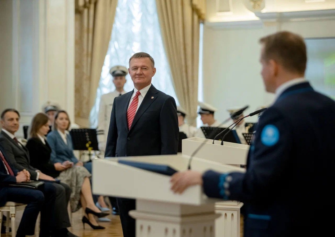 В преддверии Дня России глава Минтранса Роман Старовойт наградил героев транспортной отрасли