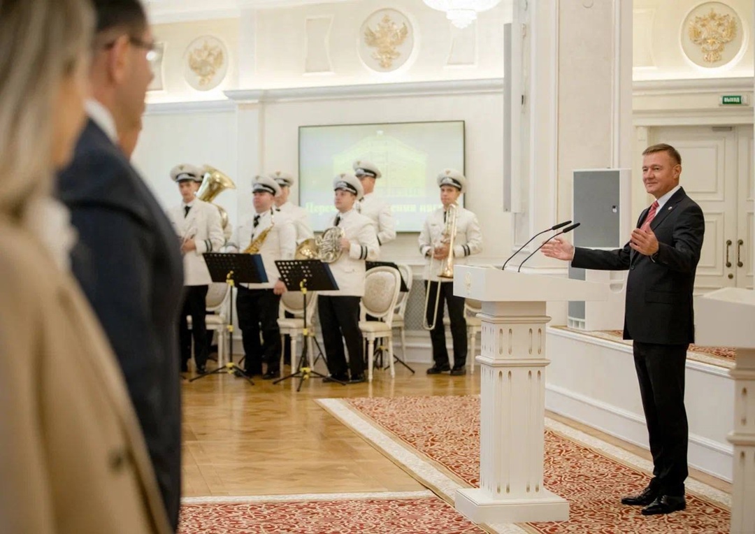 В преддверии Дня России глава Минтранса Роман Старовойт наградил героев транспортной отрасли