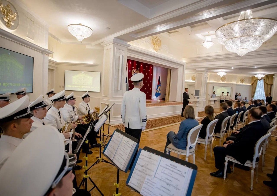 В преддверии Дня России глава Минтранса Роман Старовойт наградил героев транспортной отрасли