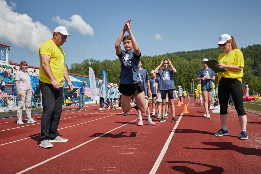 Яркие эмоции и море драйва! В Междуреченске на стадионе «Томусинец» мы вновь провели ежегодные «Распадские старты»