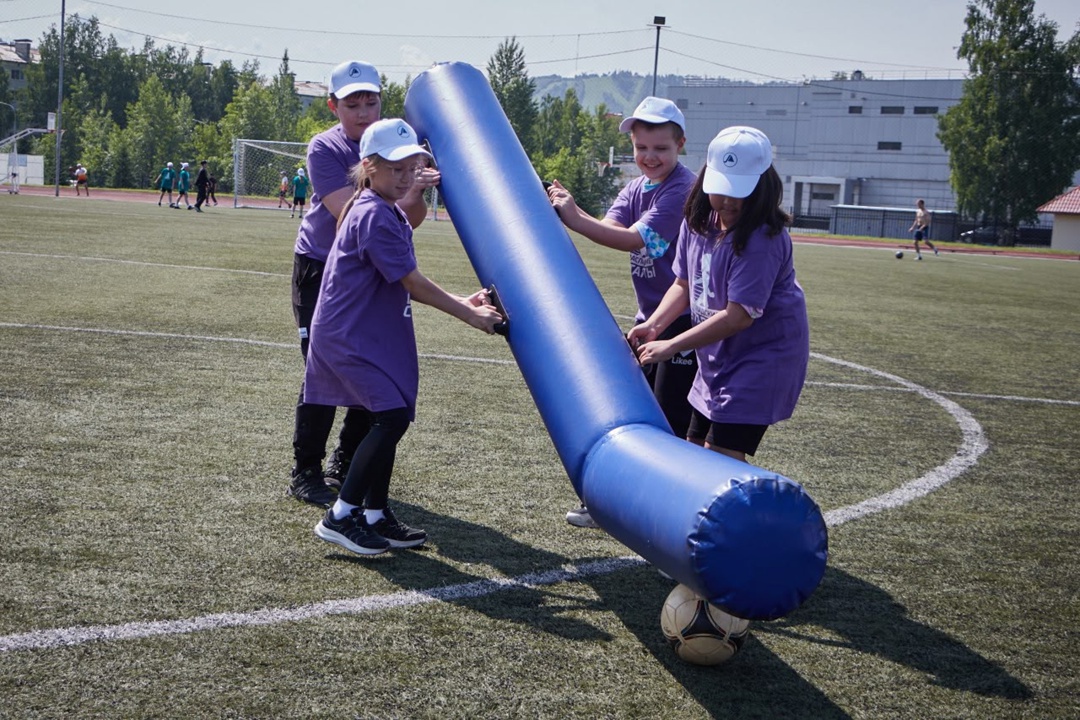 Яркие эмоции и море драйва! В Междуреченске на стадионе «Томусинец» мы вновь провели ежегодные «Распадские старты»