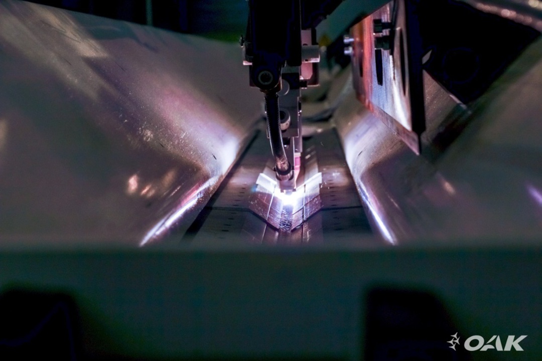 Смотрим на сварку элементов МС-21 через экран и с безопасного расстояния!