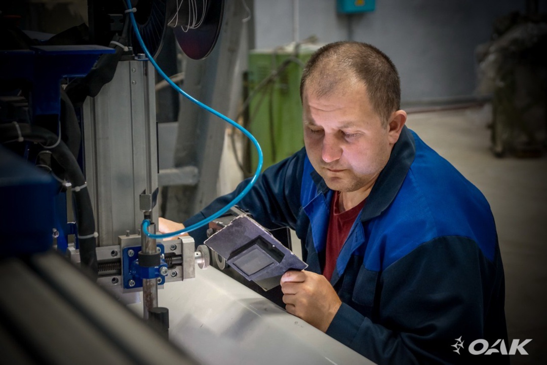 Смотрим на сварку элементов МС-21 через экран и с безопасного расстояния!