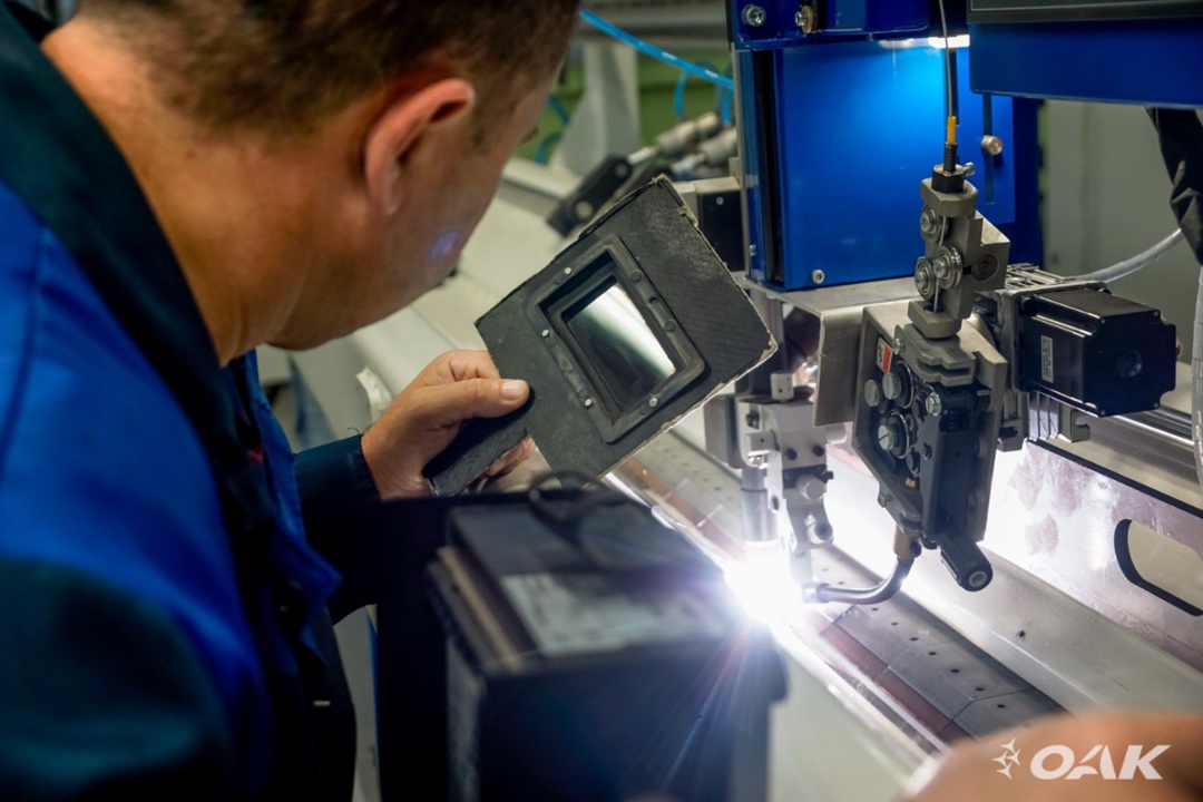 Смотрим на сварку элементов МС-21 через экран и с безопасного расстояния!