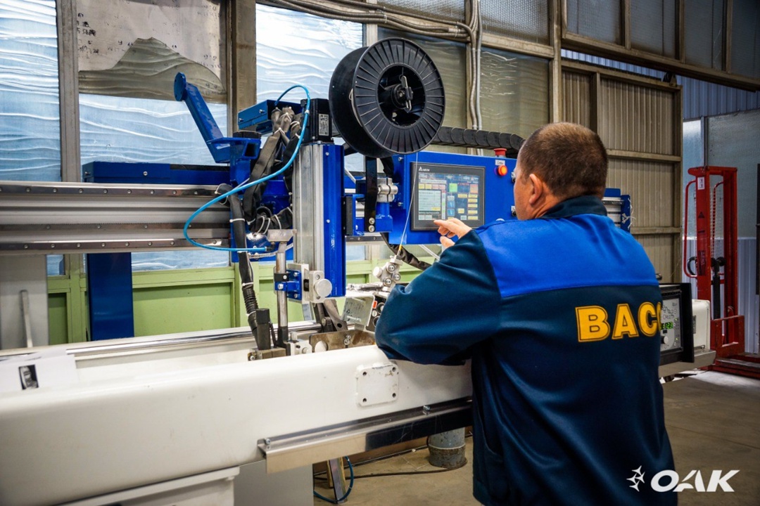 Смотрим на сварку элементов МС-21 через экран и с безопасного расстояния!