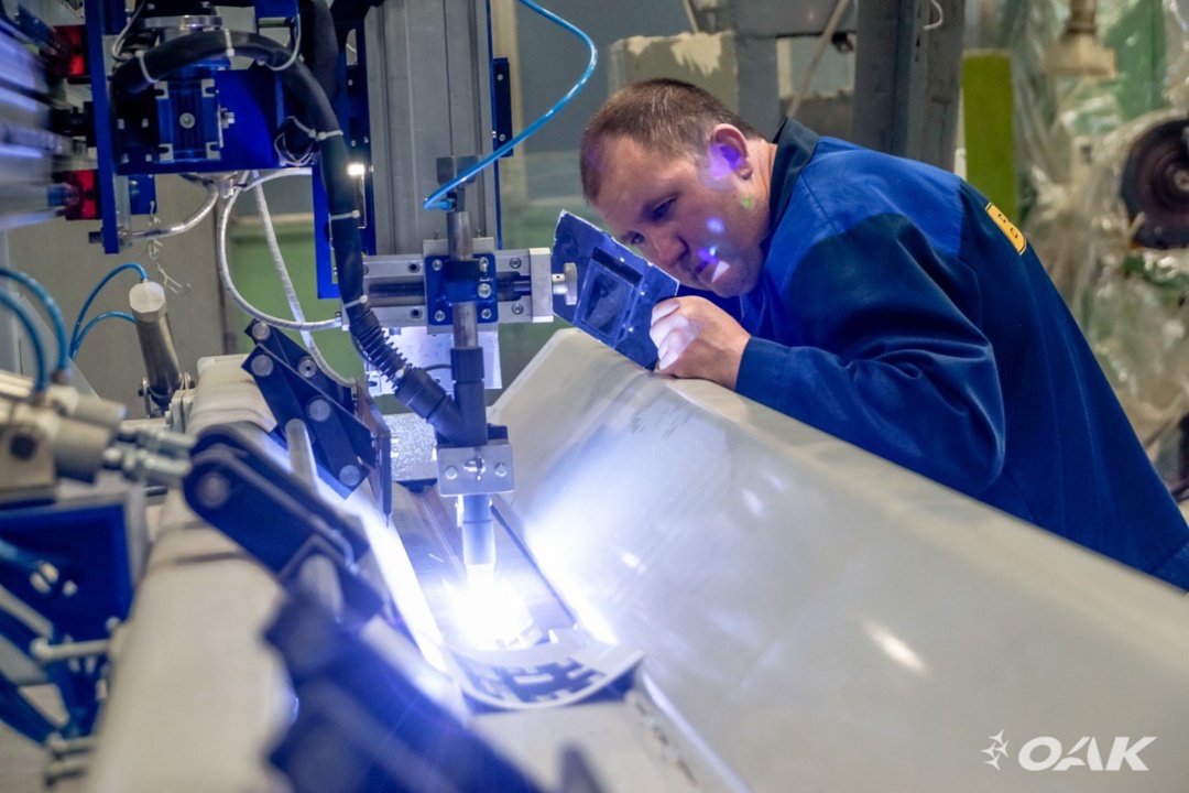 Смотрим на сварку элементов МС-21 через экран и с безопасного расстояния!