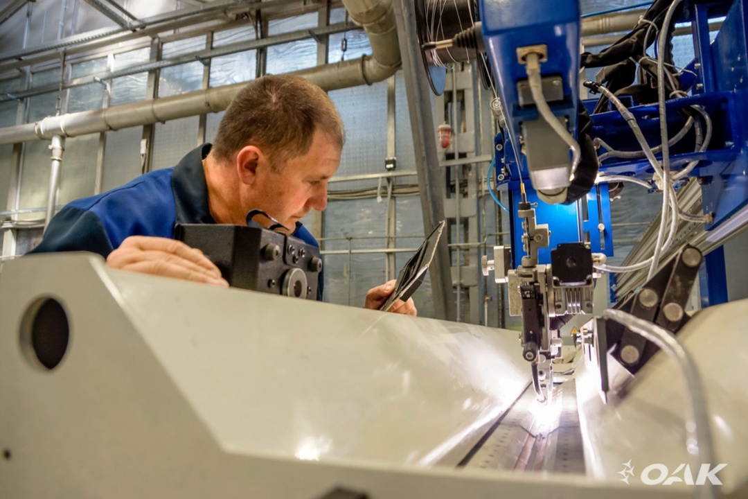 Смотрим на сварку элементов МС-21 через экран и с безопасного расстояния!