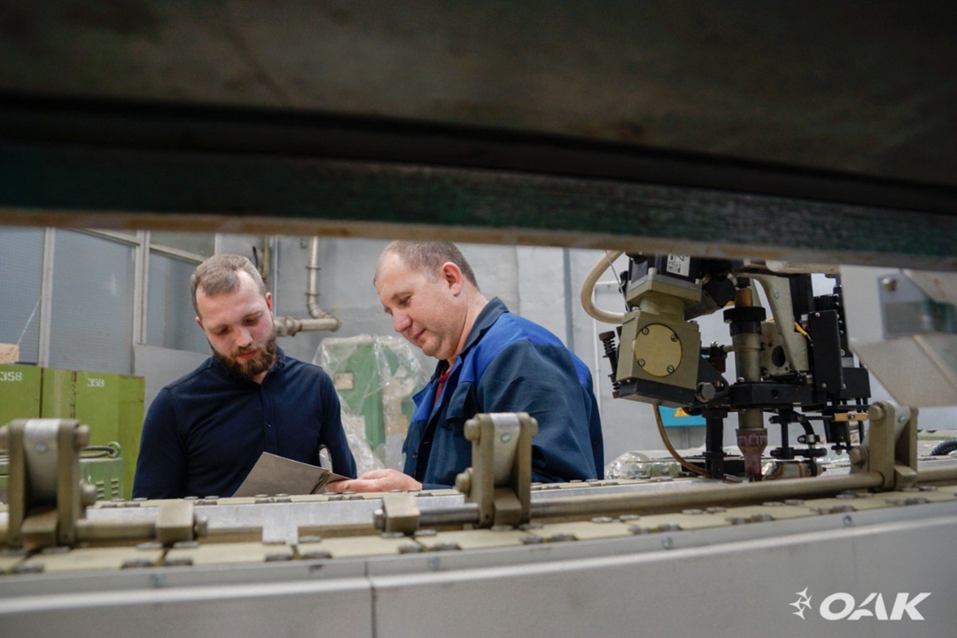 Смотрим на сварку элементов МС-21 через экран и с безопасного расстояния!