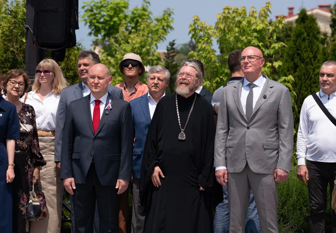 Дмитрий Чернышенко посетил парад флагов в Севастополе и поздравил граждан с Днем России