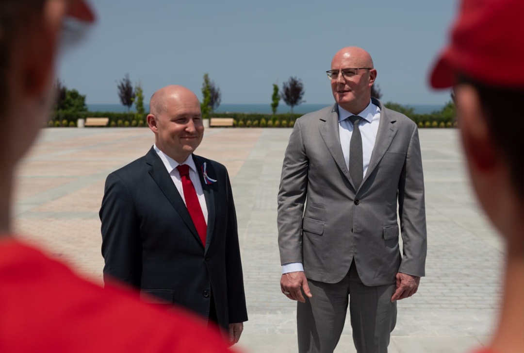 Дмитрий Чернышенко посетил парад флагов в Севастополе и поздравил граждан с Днем России