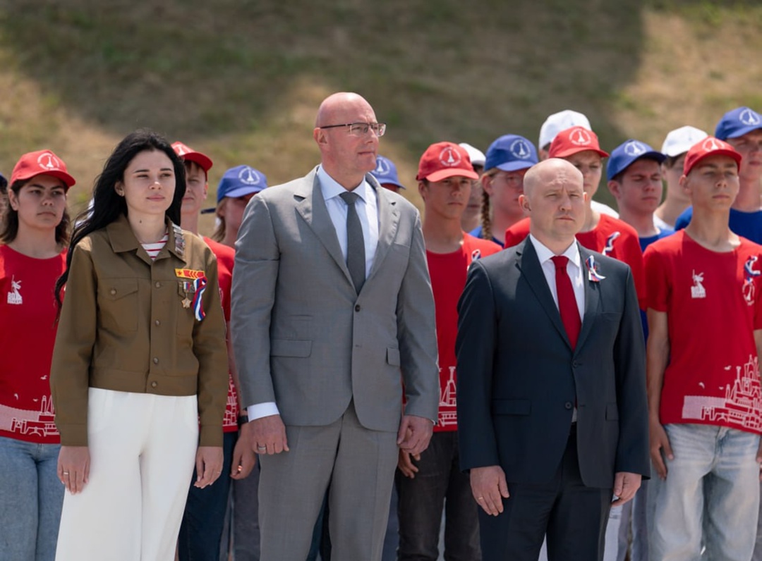 Дмитрий Чернышенко посетил парад флагов в Севастополе и поздравил граждан с Днем России