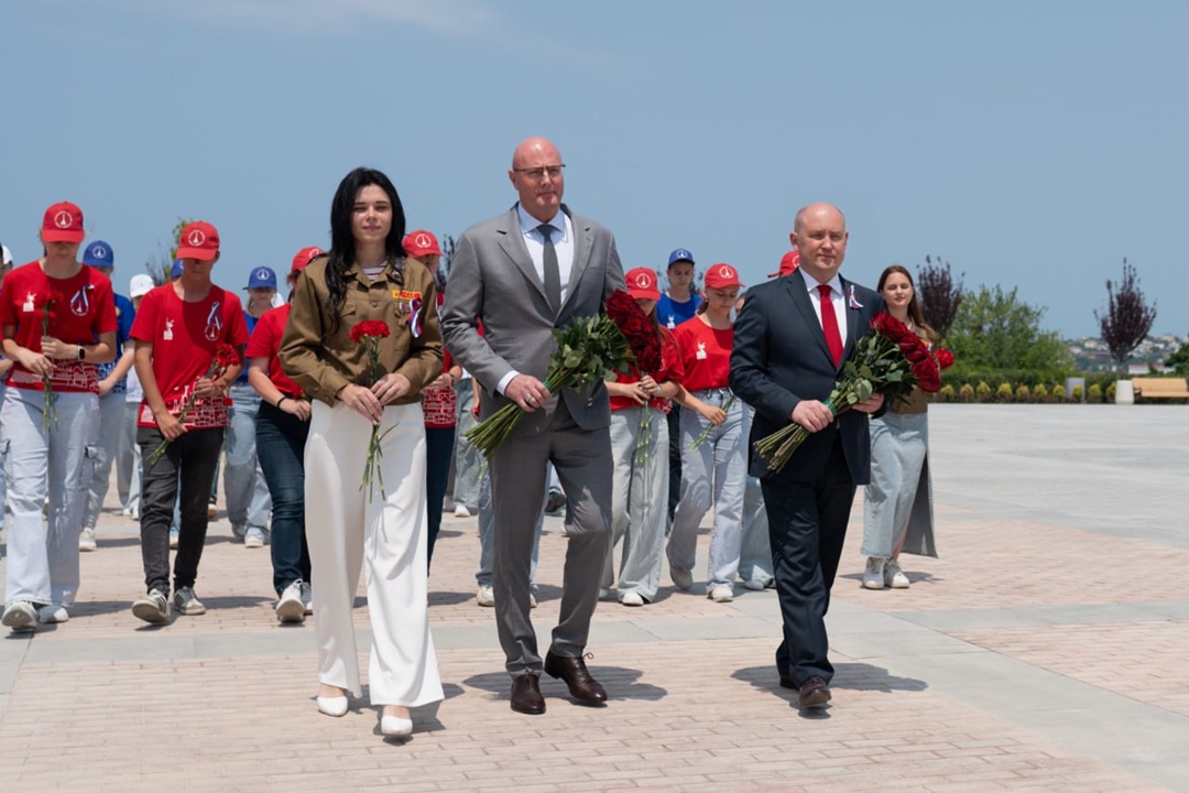 Дмитрий Чернышенко посетил парад флагов в Севастополе и поздравил граждан с Днем России