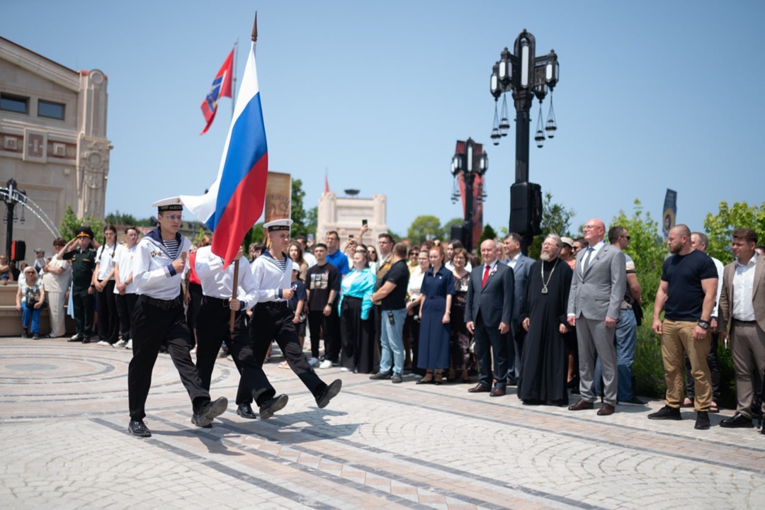 Дмитрий Чернышенко посетил парад флагов в Севастополе и поздравил граждан с Днем России