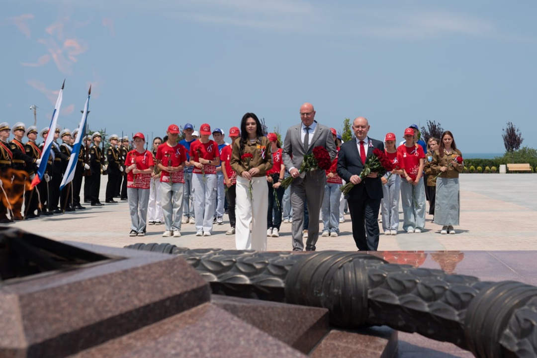 Дмитрий Чернышенко посетил парад флагов в Севастополе и поздравил граждан с Днем России