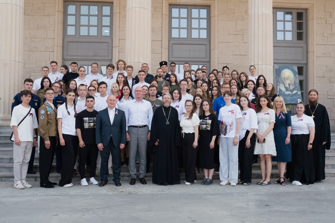 Дмитрий Чернышенко в Севастополе обсудил с молодежью традиционные ценности и нацпроект «Молодежь и дети»