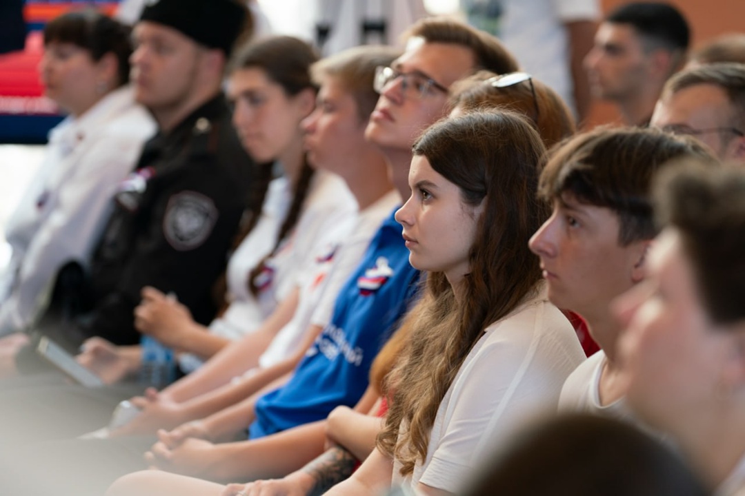 Дмитрий Чернышенко в Севастополе обсудил с молодежью традиционные ценности и нацпроект «Молодежь и дети»