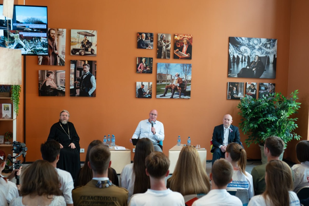 Дмитрий Чернышенко в Севастополе обсудил с молодежью традиционные ценности и нацпроект «Молодежь и дети»