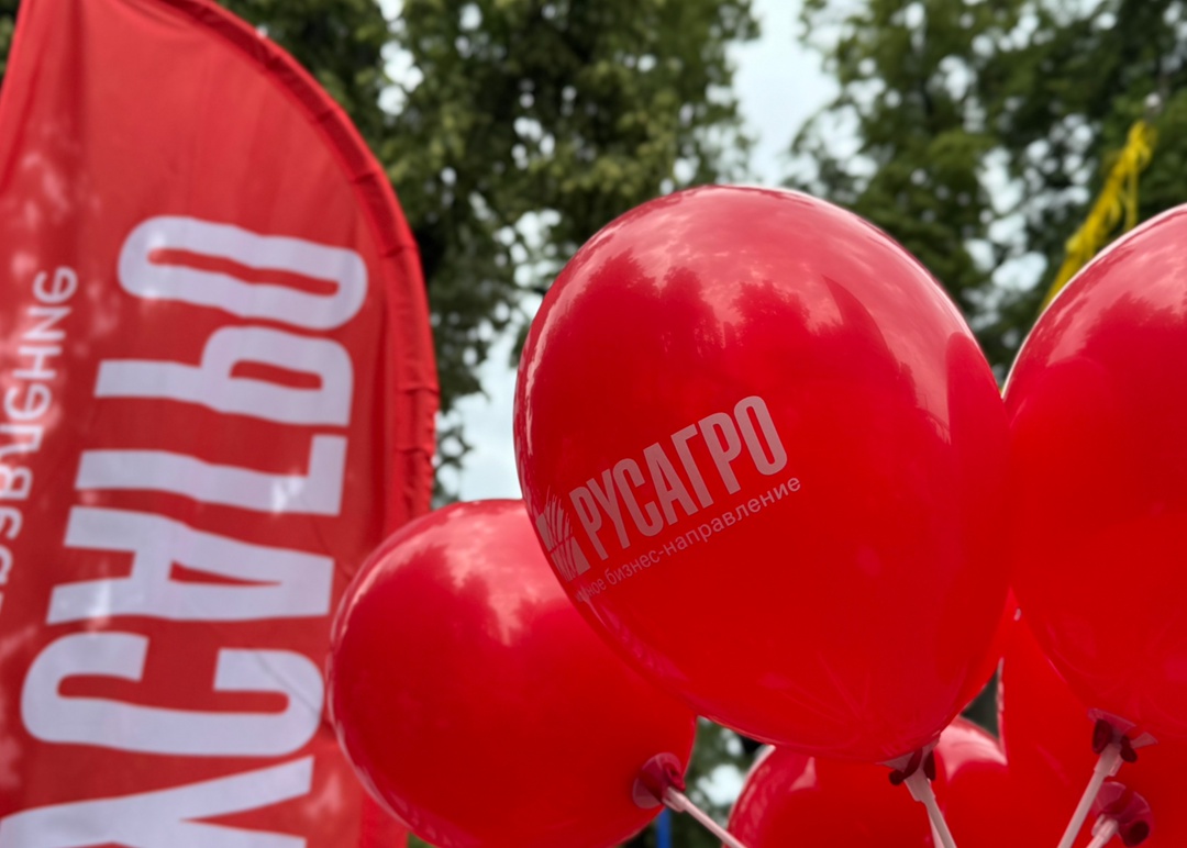 На праздничной площадке Мясного бизнеса «Русагро» царит особенная атмосфера. С первых минут гостей встречает талисман компании — поросенок Бекон