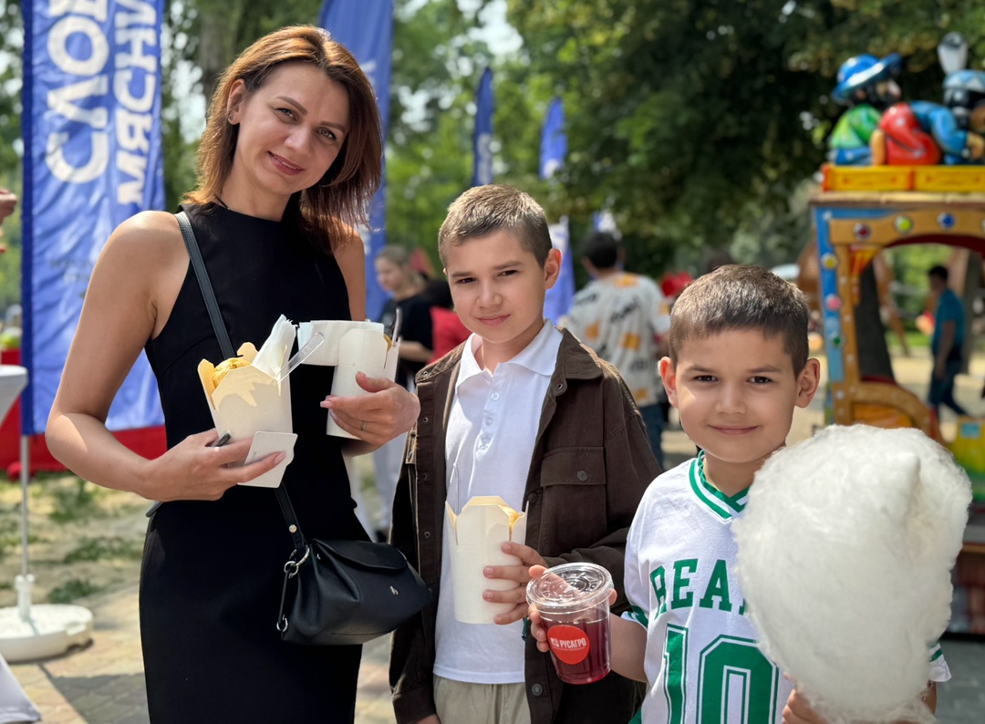 На праздничной площадке Мясного бизнеса «Русагро» царит особенная атмосфера. С первых минут гостей встречает талисман компании — поросенок Бекон