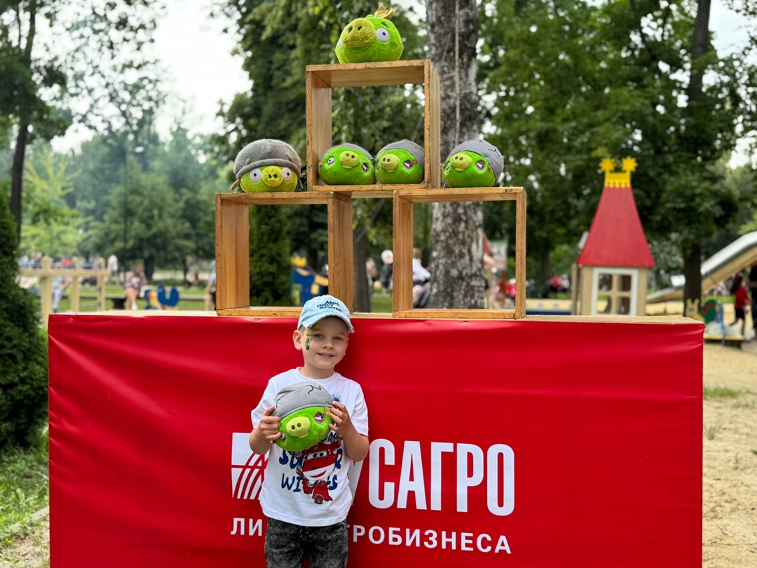 На праздничной площадке Мясного бизнеса «Русагро» царит особенная атмосфера. С первых минут гостей встречает талисман компании — поросенок Бекон