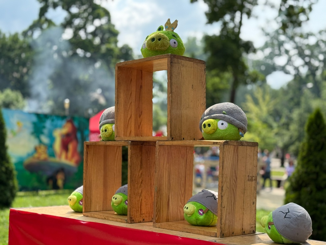 На праздничной площадке Мясного бизнеса «Русагро» царит особенная атмосфера. С первых минут гостей встречает талисман компании — поросенок Бекон