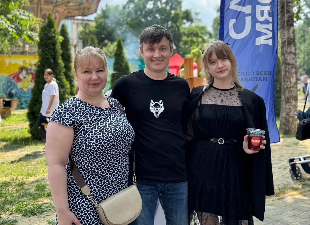 На праздничной площадке Мясного бизнеса «Русагро» царит особенная атмосфера. С первых минут гостей встречает талисман компании — поросенок Бекон