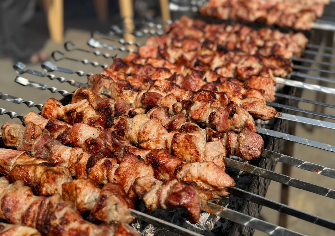 На праздничной площадке Мясного бизнеса «Русагро» царит особенная атмосфера. С первых минут гостей встречает талисман компании — поросенок Бекон