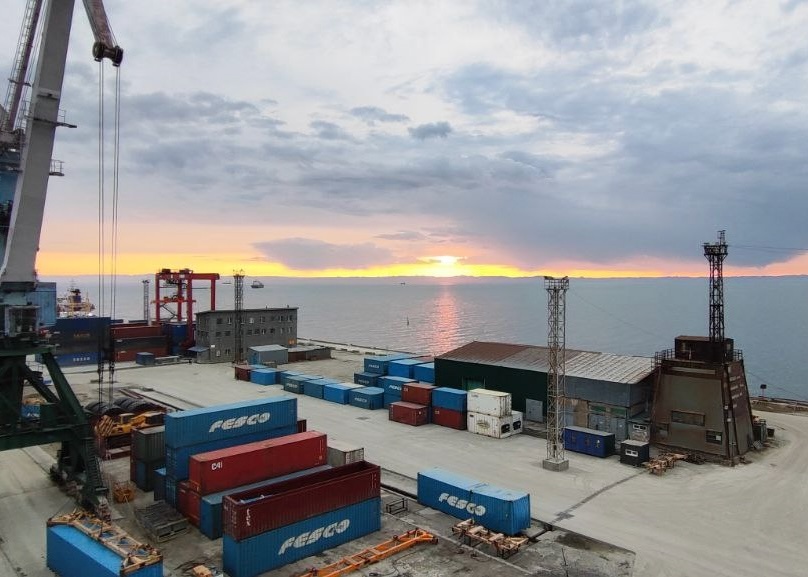 Даже когда вся страна наслаждается отдыхом, наши моряки, портовики и железнодорожники продолжают трудиться, чтобы ваши грузы пришли вовремя