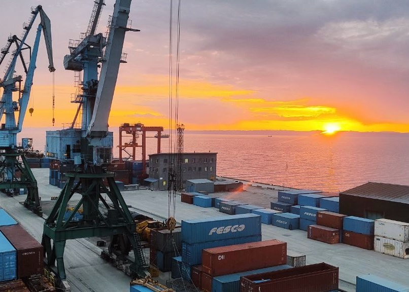 Даже когда вся страна наслаждается отдыхом, наши моряки, портовики и железнодорожники продолжают трудиться, чтобы ваши грузы пришли вовремя