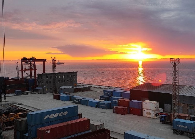 Даже когда вся страна наслаждается отдыхом, наши моряки, портовики и железнодорожники продолжают трудиться, чтобы ваши грузы пришли вовремя