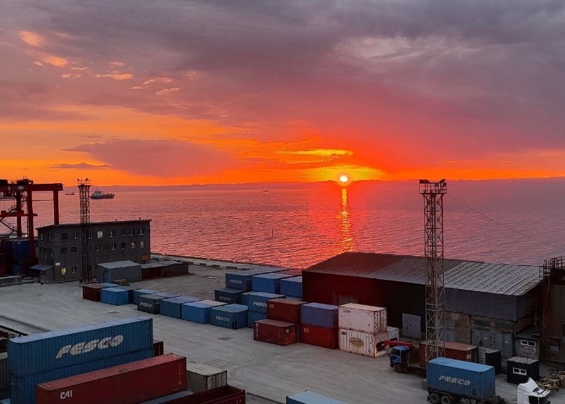 Даже когда вся страна наслаждается отдыхом, наши моряки, портовики и железнодорожники продолжают трудиться, чтобы ваши грузы пришли вовремя